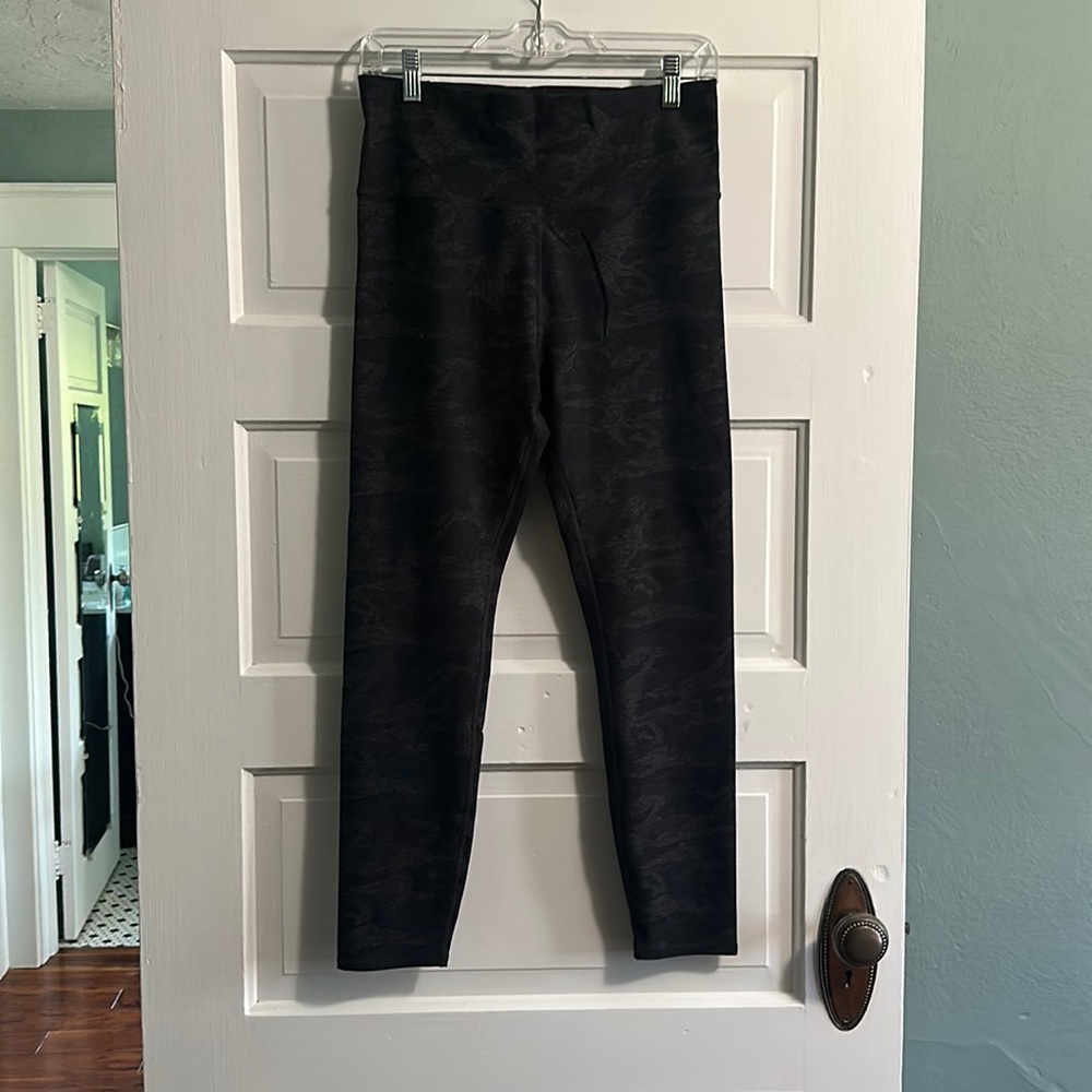 Vuori clean elevation leggings size large